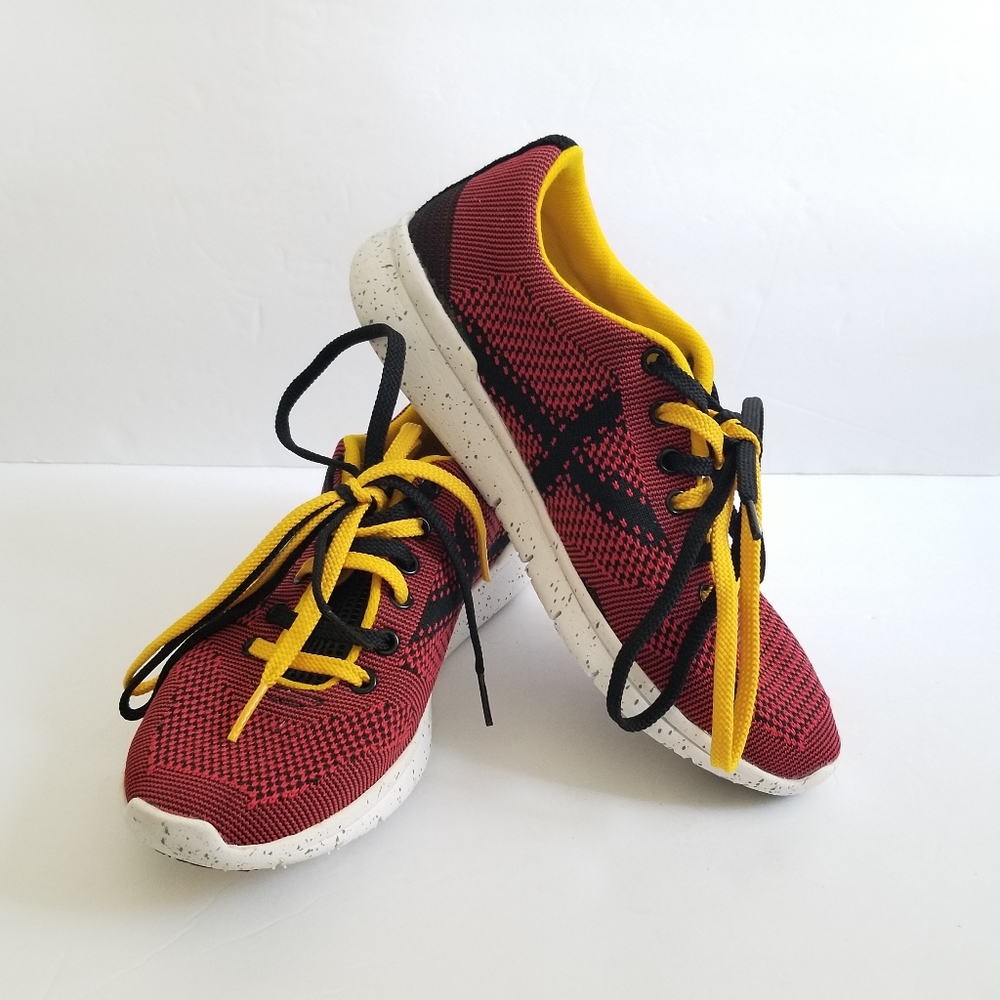 Munich Red Low Top Big Kids Sneakers Size 39 UK 6 US 6.5